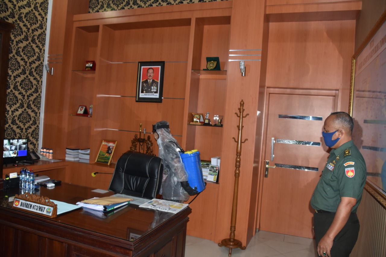 Makorem 073/Makutarama laksanakan penyemprotan cairan Disinfektan